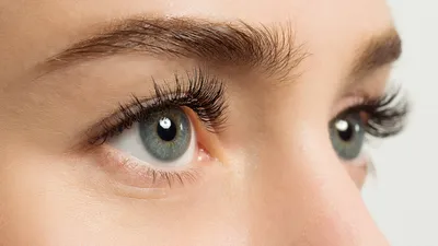 Наращивание ресниц в уголках глаз: преимущества и недостатки процедуры