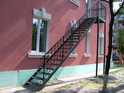 Какие бывают уличные лестницы? На что нужно опираться при выборе уличных  лестниц