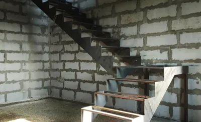 Уличная лестница на второй этаж в частном доме, лестница на 2 этаж из  металла на улице