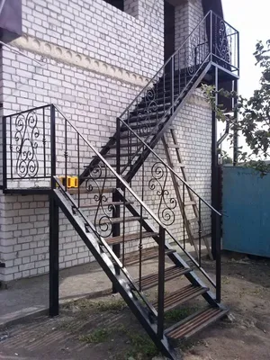 Наружные уличные лестницы на второй этаж из металла | Фото, обзор