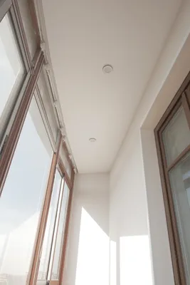 натяжные потолки на балконе-глянцевые