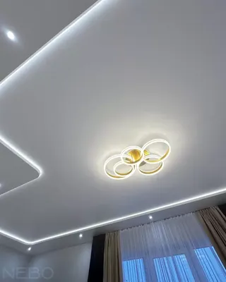 Натяжные потолки в гостиной с подсветкой с беспылевой установкой и  бесплатным замером