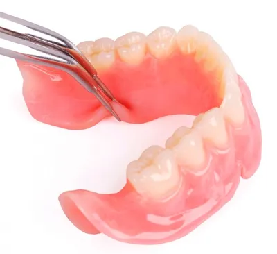 Съемный зубной протез на верхнюю челюсть купить в Denta-Labor | Полные  съемные протезы при полном отсутствии зубов на верхней челюсти цена