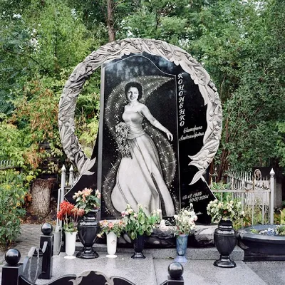 Необычные надгробия на Украинском кладбище (23 фотографии)