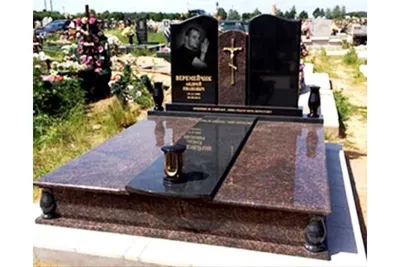 Современный семейный памятник - комплекс из гранита с крестом на могилу в  СПб