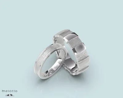 Необычные парные обручальные кольца с бриллиантами