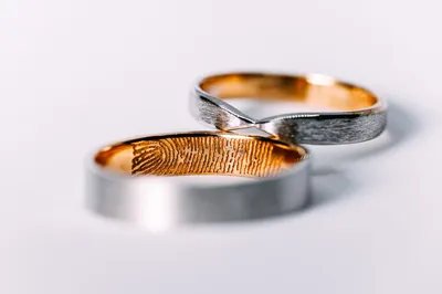 Купить Парные обручальные кольца с черными и белыми бриллиантами GORGEOUS  COMBO в интернет-магазине: эксклюзивный дизайн, хорошая цена, отзывы,  описание | obruchalki.com