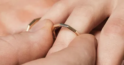 Оригинальные парные обручальные кольца из комбинированного золота 585 пробы  с бриллиантами