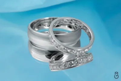 Парные обручальные кольца с бесцветными бриллиантами