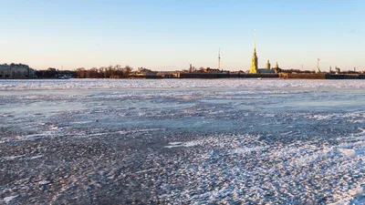 Петербуржцам хотят запретить ходить зимой по замерзшим рекам и каналам -  KP.RU