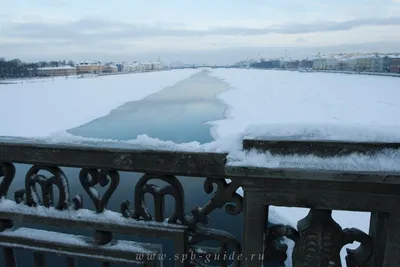 Many people crossing of frozen Neva river in St. Petersburg at early  spring. Very dangerous walk on the ice of the river in winter. фотография  Stock | Adobe Stock