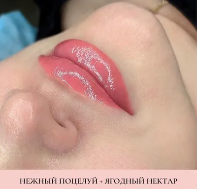 Нежный поцелуй молодого человека среди ярких гирлянд стоковое фото  ©alena_zamotaeva 180790282