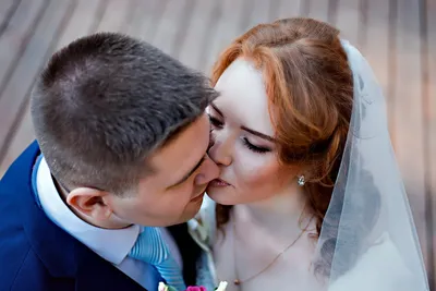 Loving Нежный Поцелуй — стоковые фотографии и другие картинки 2015 - 2015,  25-29 лет, Близость - iStock