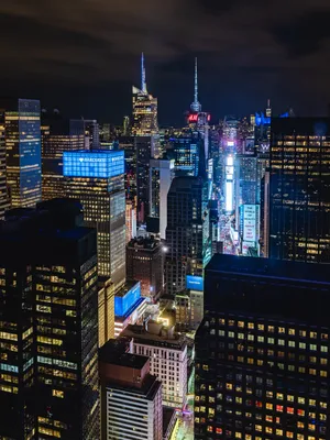 Посмотрите на нью-йорк ночью с желтыми огнями по сравнению с черно-белых  зданий На манхэттене Стоковое Изображение - изображение насчитывающей  темно, офисы: 166309769
