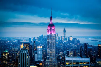 Картинка город New York. Подсветка на месте башен близнецов в Нью Йорке.  Скачать бесплатно картинку на телефон и смартфон 768x1280