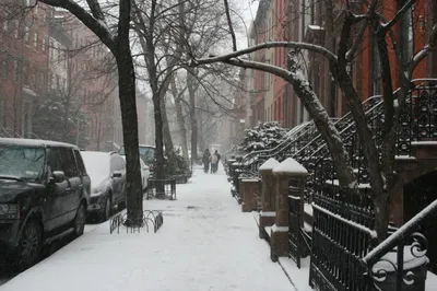 Зима в Нью-Йорке. Улица в снегу - обои на телефон