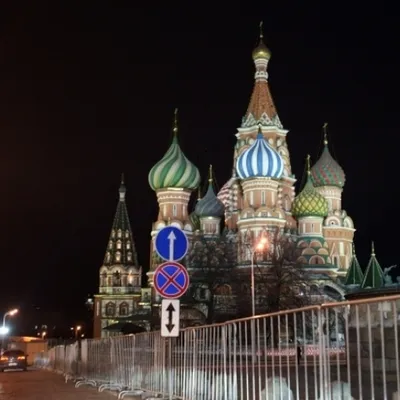 Огни ночной Москвы 🌃 В Москве проживает уже более 12 миллионов человек,  поэтому в столице функционирует 10 железнодорожных вокзалов 🚊 и 5 а… |  Instagram