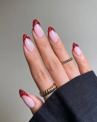 Красный френч с розой и блесками на форму миндаль | Cute red nails, Red  acrylic nails, Red wedding nails