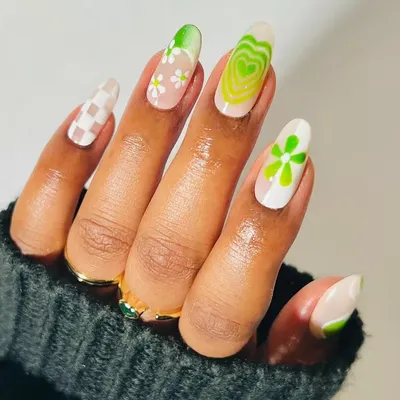 Daria_nailart_sumy - Бежевый маникюр с ромашками – отличный вариант для  маникюра. Дизайн выполнили на коротких ногтях. Бежево-коричневый лак  смотрится натурально и естественно. Почти на всех ногтях сделали ромашки с  золотыми серединками. Милые