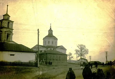 Немецкие солдаты проезжают на конях мимо разрушенного Воскресенского храма  в поселке Новая Водолага — военное фото