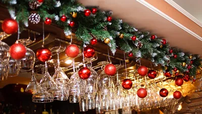 Новогоднее оформление ресторана — украшение помещения на Новый год под ключ  в Москве и Московской области