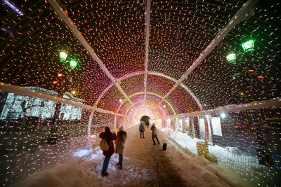 Ярко Освещённый Снег Скрытой Рождество Дерево На Улице В Ночное Время —  стоковые фотографии и другие картинки Рождество - iStock