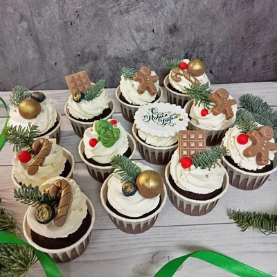 Торты На Заказ Москва on Instagram: \"Новогодние капкейки 😍 ______ Набор из  12 шт. 5400р . . . . . . . . Cupcake design by @sophiescupcakesandbakes\"