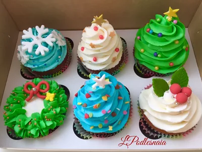Новогодние капкейки с клубникой - Купить в магазине Chocoloves недорого