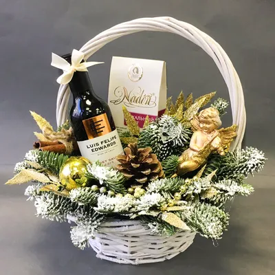 Новогодние корзины с шампанским и цветами купить с доставкой в Москве от  Freshflo.ru - флористика и фитодизайн