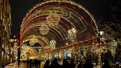 Тысяча елок, арки из гирлянд и гигантский светомузыкальный шар. Как  зажигались в Москве новогодние огни - Мослента