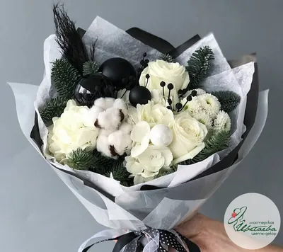 Новогодний букет с бордовыми розами