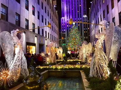 Деревья и растения по улицам Нью-Йорка На манхэттене, украшенные яркими  огнями новогодние праздники. Редакционное Фото - изображение насчитывающей  лиственно, загорано: 211058911