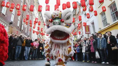 Лев танцуя китайские торжества Нового Года в Блэкберне Англии Редакционное  Изображение - изображение насчитывающей дело, церемонии: 89966075