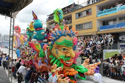 ASB consulting - Новый год в разных странах: самые интересные традиции  Колумбия. Старый год расхаживает на ходулях Главный герой новогоднего  карнавала в Колумбии - Старый год. Он разгуливает в толпе на высоких