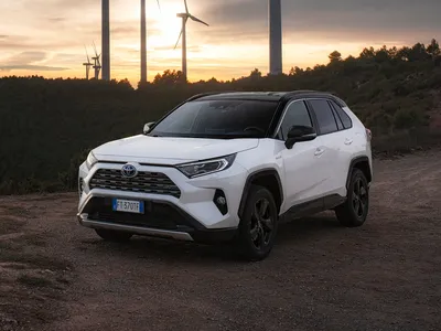 Новая Toyota RAV4 в России: комплектации и цены — Авторевю