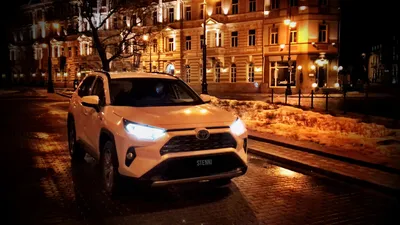 У Toyota появился RAV4, которому нужна розетка - Российская газета