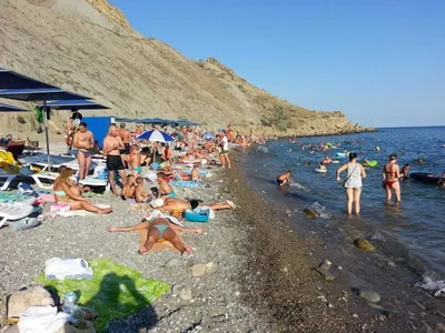 Самые популярные пляжи Крыма: Где туристам позагорать на море одним и с  детьми - KP.RU