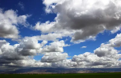 голубое небо с множеством легких летящих облаков, голубое небо, облака,  небо фон картинки и Фото для бесплатной загрузки