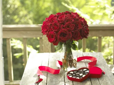 Скачать 1400x1050 розы, цветы, букет, конфеты, сердце, лента, веранда обои,  картинки стандарт 4:3