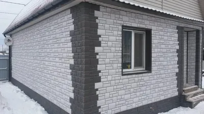 Отделка фасада частного дома панелями под кирпич и другая.