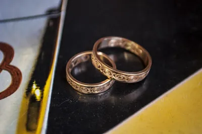 Классические обручальные кольца с гравировкой и бриллиантами инверсия  мужское внутри красное золото женское снаружи (Вес пары: 16 гр.) | Купить в  Москве - Nota-Gold