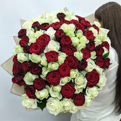 Купить букет 35 ярко-розовых роз (40 см.) в упаковке по доступной цене с  доставкой в Москве и области в интернет-магазине Город Букетов