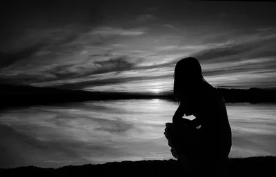 MERAGOR | Девушка сидит на берегу одиночество на страницу