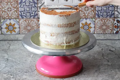 Оригинальное оформление бисквитного торта с использованием макаронс