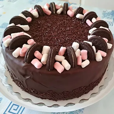 Украшение бисквитного торта с использованием шоколадных фигурок