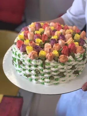 Украшение бисквитного торта с использованием свежих фруктов и ягод
