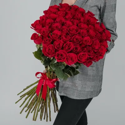 11 красных роз с зеленью и оформлением в букете в Москве от компании \"Оптом  Цветы\"