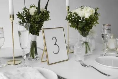 Украшение свадебного стола живыми цветами — оформление стола жениха и  невесты цветами на свадьбу