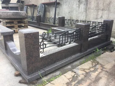Оградка на могилу: правила установки на кладбище — выбор материалов для  оград