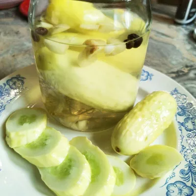 Куча Маринованных Огурцов Белом Фоне Целые Зеленые Корнишоны Маринованные  Укропом стоковое фото ©mabaff 452022740